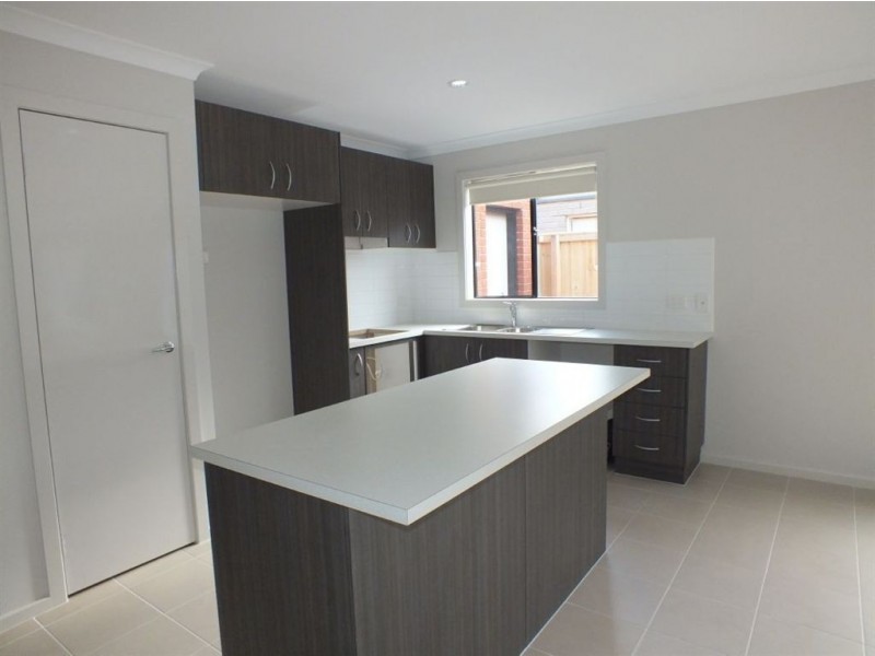 84 Fallingwater Drive, Pakenham VIC 3810