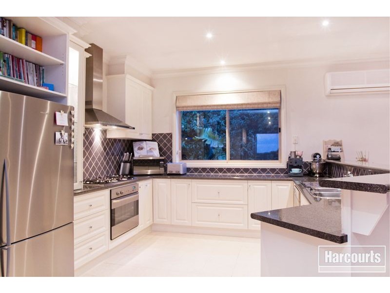 16 Highland Drive, Pakenham VIC 3810