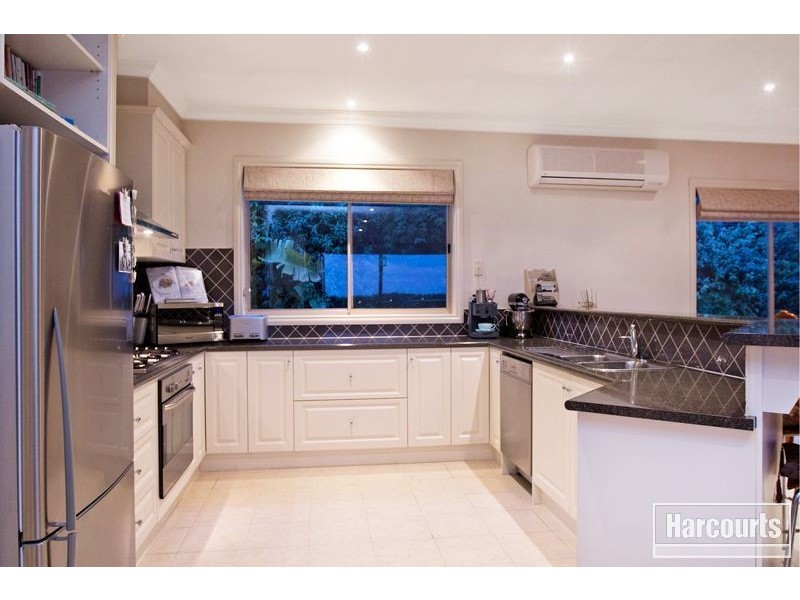 16 Highland Drive, Pakenham VIC 3810