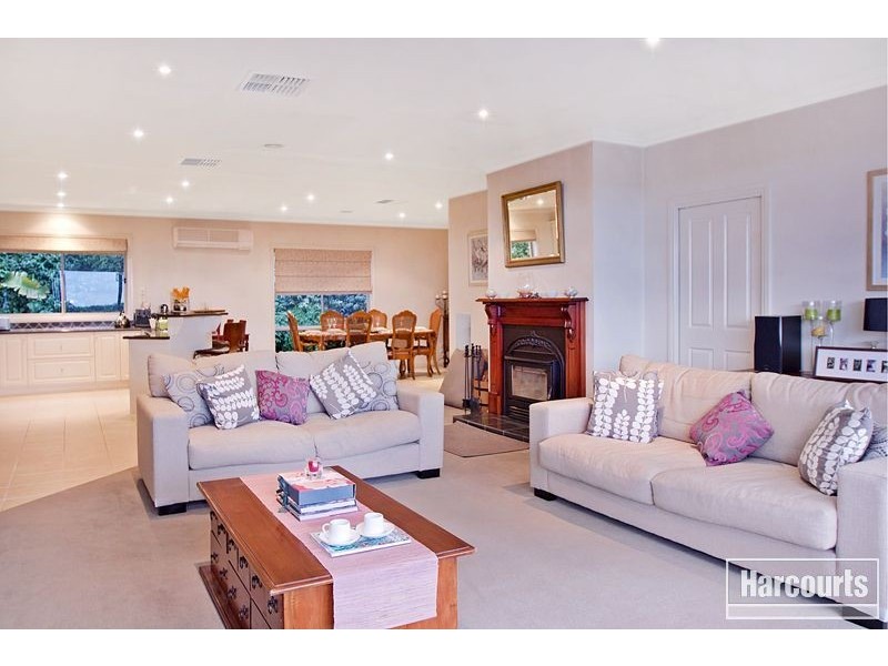 16 Highland Drive, Pakenham VIC 3810