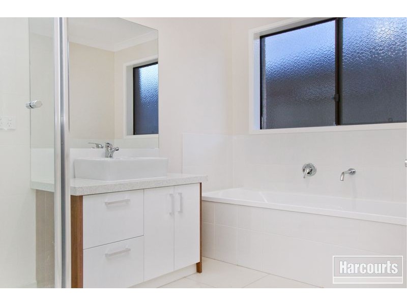 21 Edenbrook Circuit, Pakenham VIC 3810