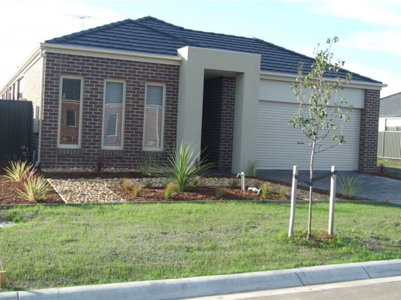 19 Westwood Grove, Pakenham VIC 3810