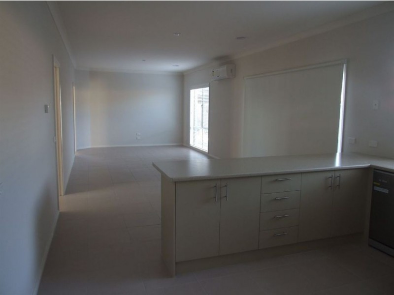 19 Westwood Grove, Pakenham VIC 3810