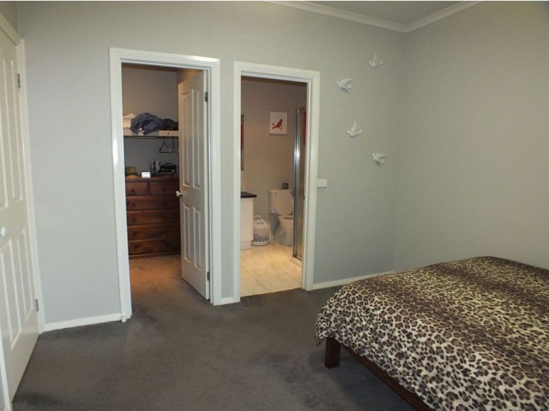 5 Henry Lawson Drive, Pakenham VIC 3810