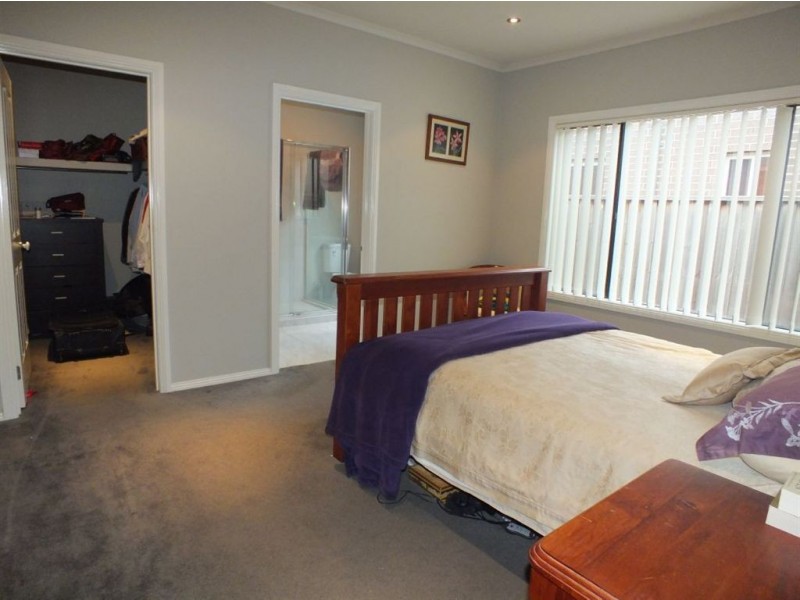 5 Henry Lawson Drive, Pakenham VIC 3810