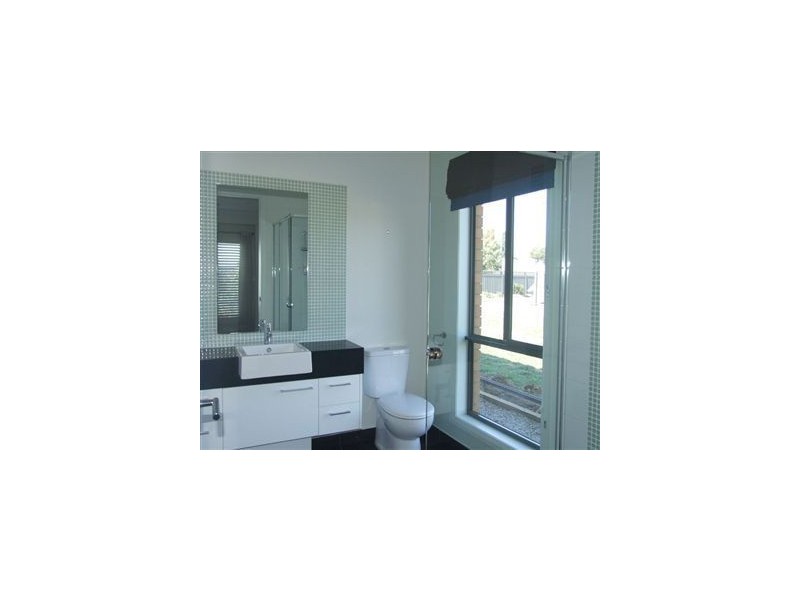 8 Wild Cherry Ave, Pakenham VIC 3810