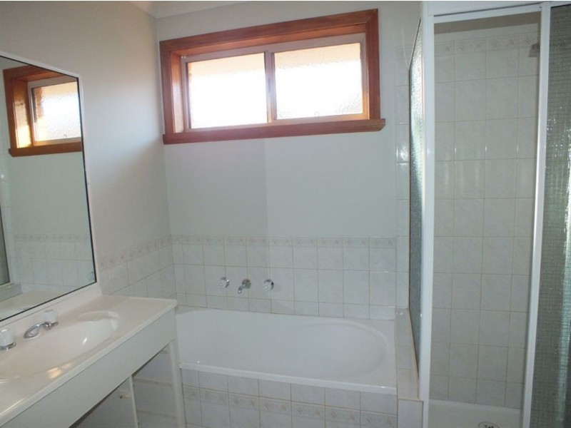 1/2 Lorraine Court, Pakenham VIC 3810