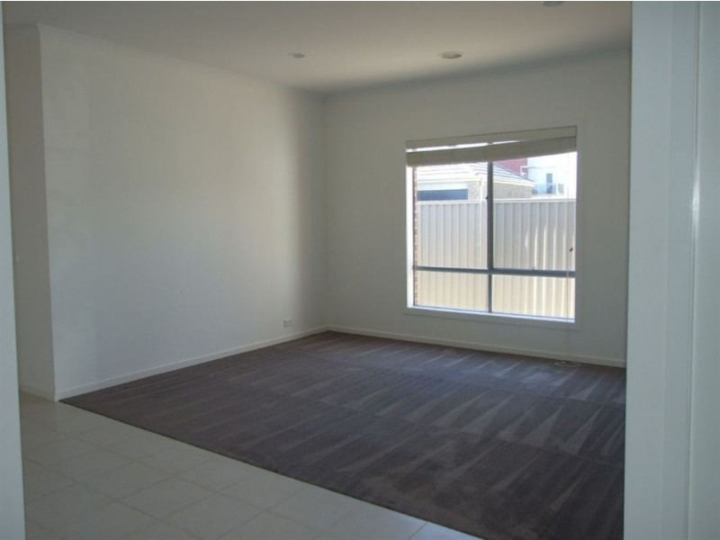 4 Petrel Cct, Pakenham VIC 3810