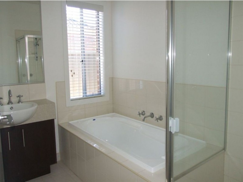 4 Petrel Cct, Pakenham VIC 3810