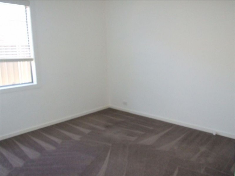 4 Petrel Cct, Pakenham VIC 3810