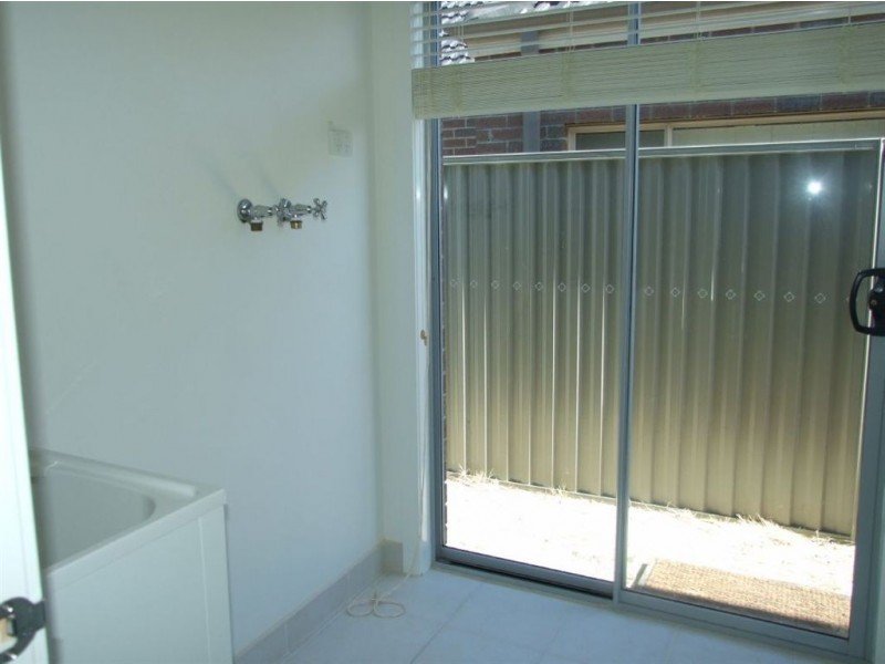 4 Petrel Cct, Pakenham VIC 3810