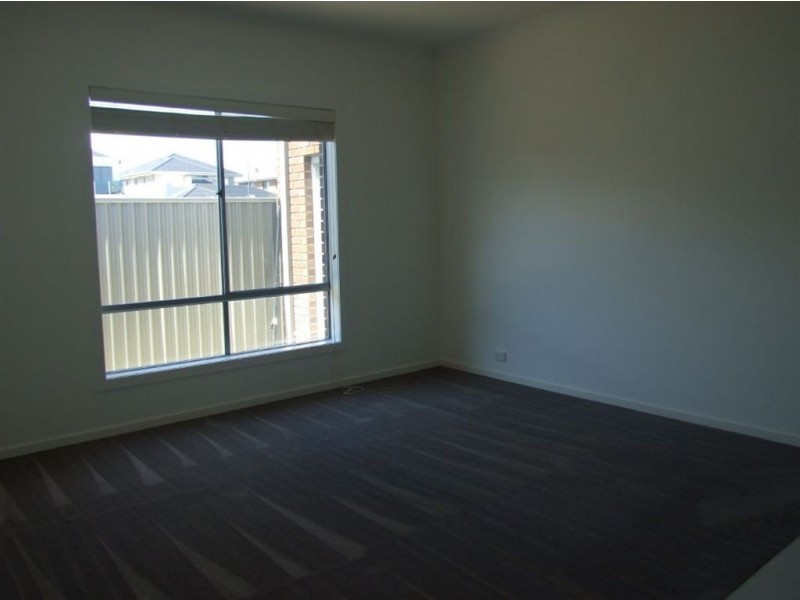 4 Petrel Cct, Pakenham VIC 3810