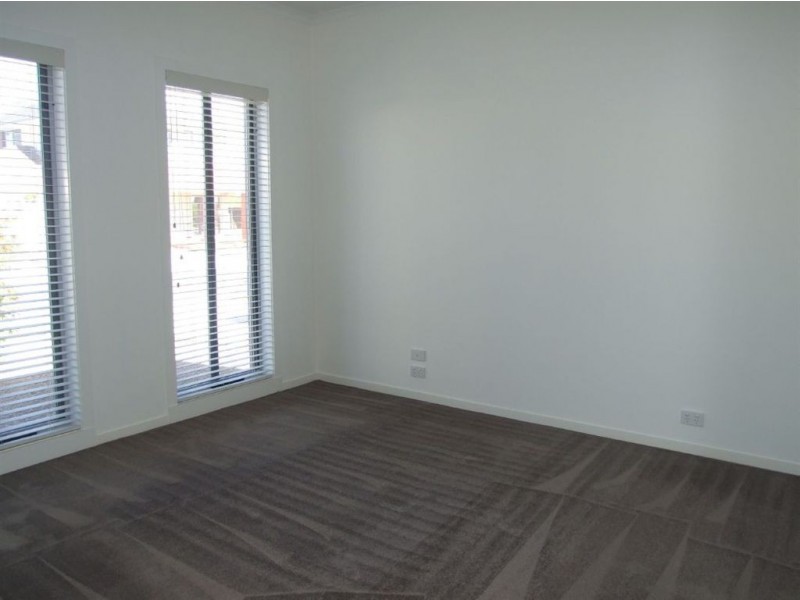 4 Petrel Cct, Pakenham VIC 3810