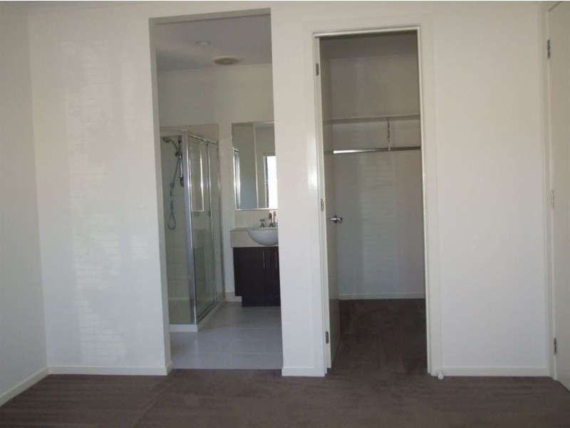 4 Petrel Cct, Pakenham VIC 3810