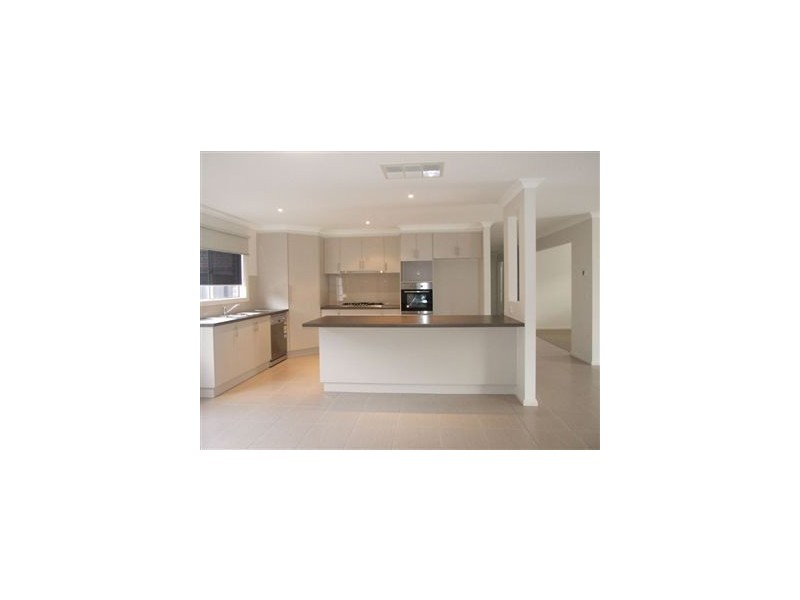 16 Lucerne Cct, Pakenham VIC 3810