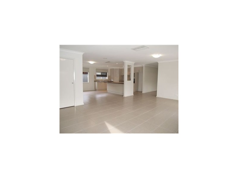 16 Lucerne Cct, Pakenham VIC 3810