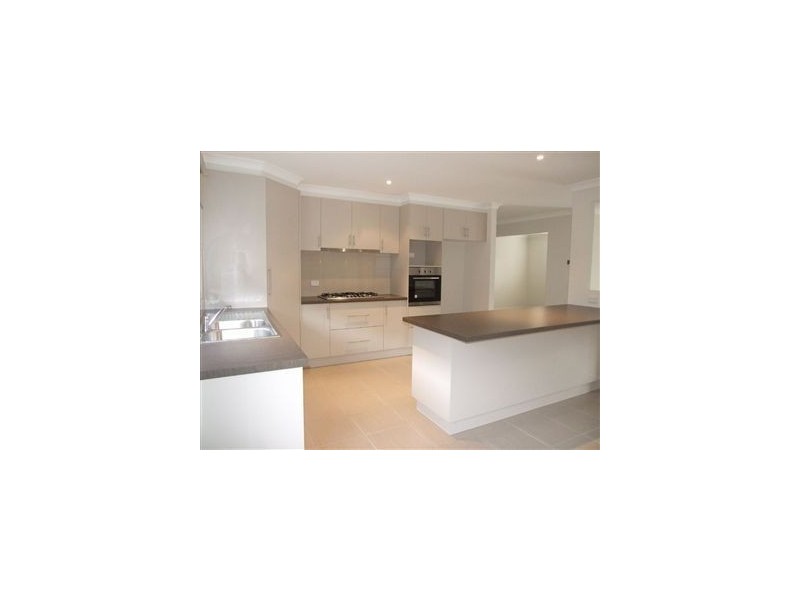 16 Lucerne Cct, Pakenham VIC 3810