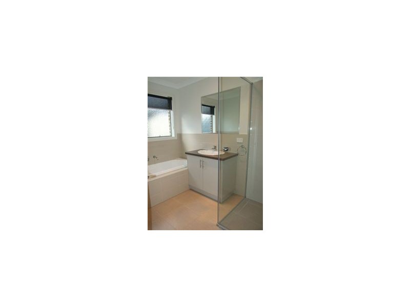 16 Lucerne Cct, Pakenham VIC 3810