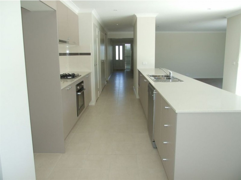 15 Debra Avenue, Pakenham VIC 3810