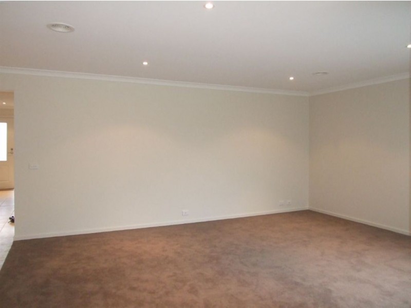 15 Debra Avenue, Pakenham VIC 3810