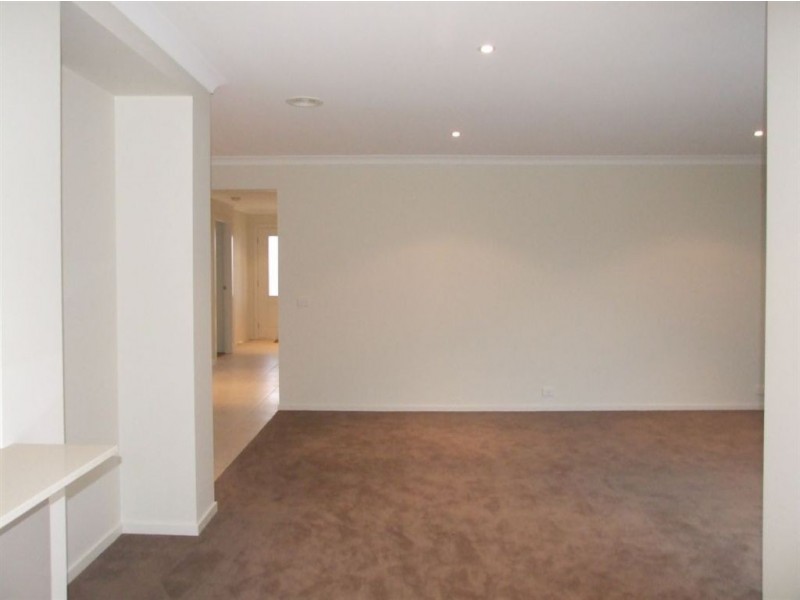 15 Debra Avenue, Pakenham VIC 3810