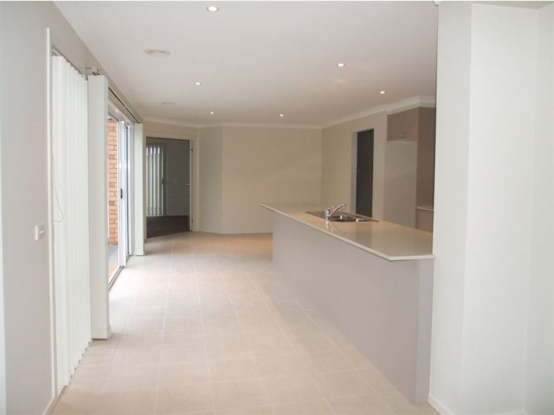 15 Debra Avenue, Pakenham VIC 3810