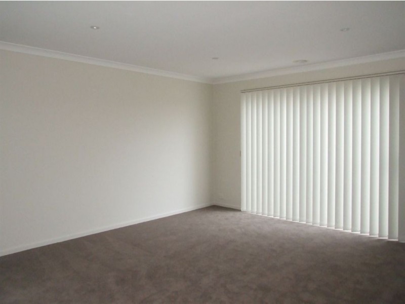 15 Debra Avenue, Pakenham VIC 3810