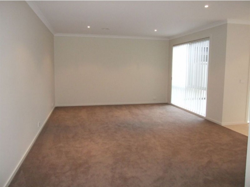 15 Debra Avenue, Pakenham VIC 3810