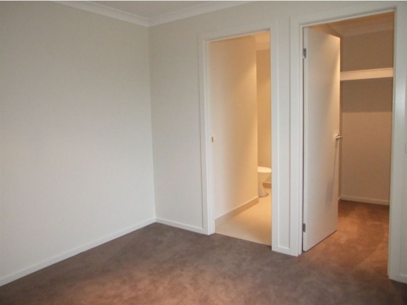 15 Debra Avenue, Pakenham VIC 3810