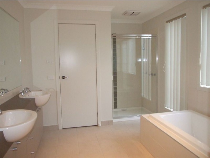 15 Debra Avenue, Pakenham VIC 3810