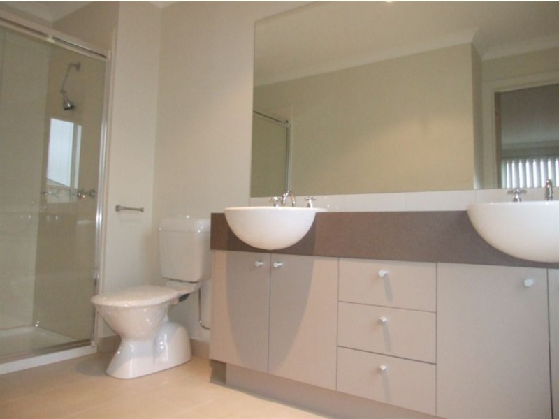 15 Debra Avenue, Pakenham VIC 3810