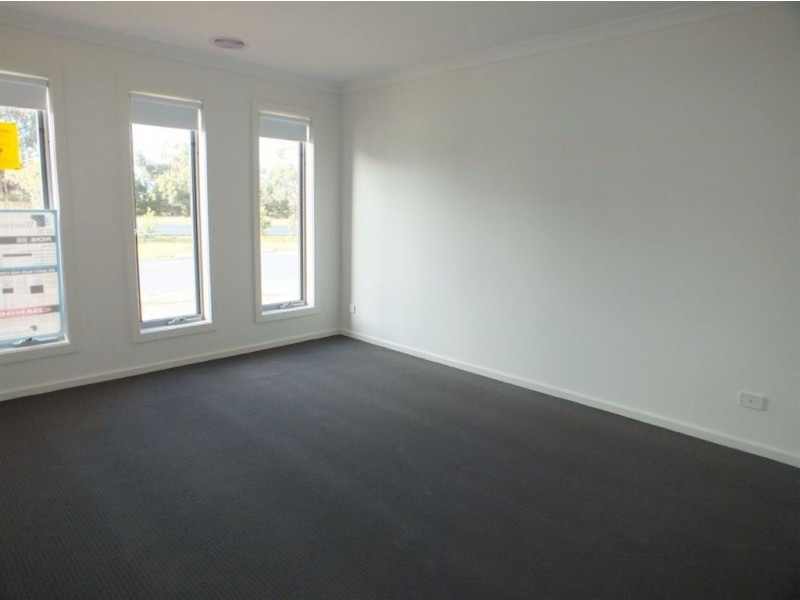 84 Fallingwater Drive, Pakenham VIC 3810