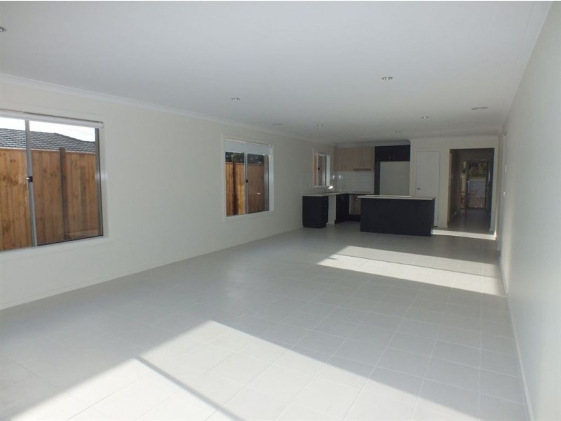 84 Fallingwater Drive, Pakenham VIC 3810