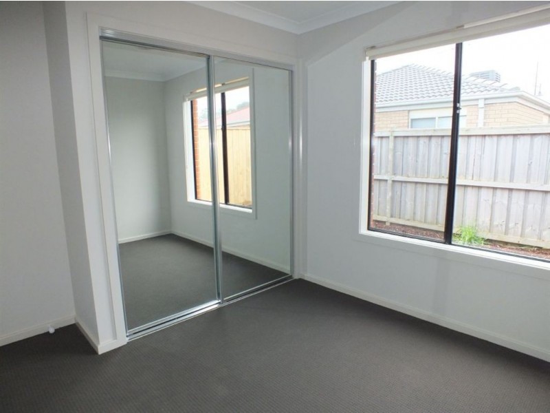 84 Fallingwater Drive, Pakenham VIC 3810