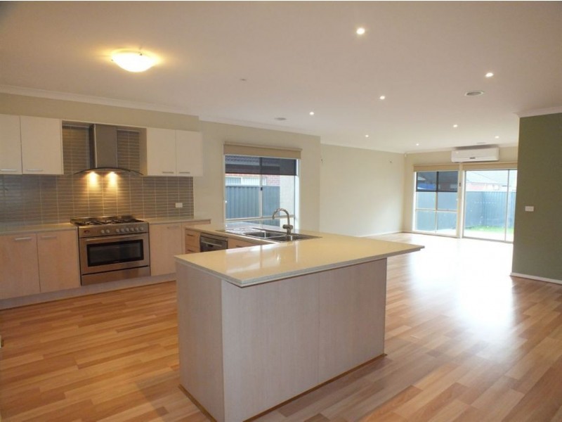 28 Darwin Way, Pakenham VIC 3810