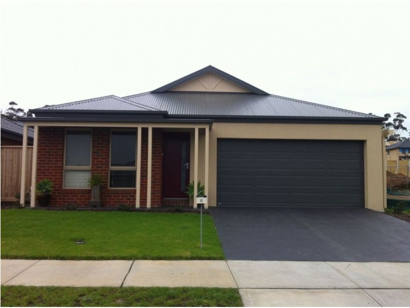 8 McGarvie Crescent, Pakenham VIC 3810