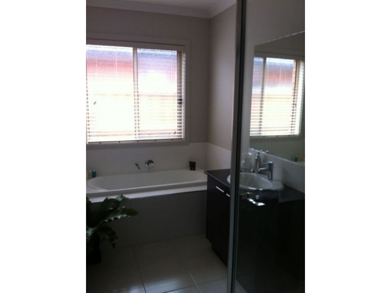 8 McGarvie Crescent, Pakenham VIC 3810