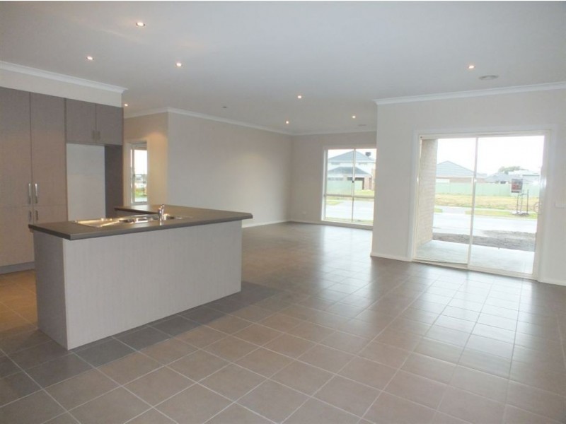 5 Ivy Leaf Road, Pakenham VIC 3810