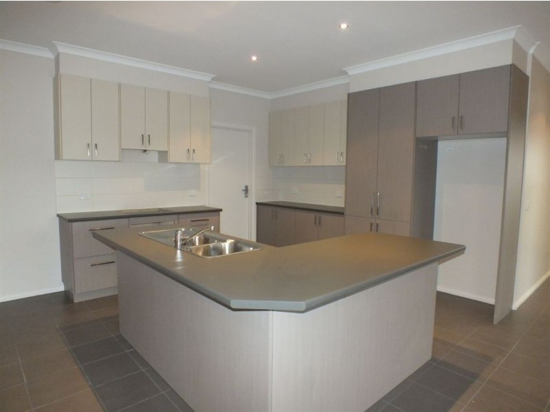 5 Ivy Leaf Road, Pakenham VIC 3810