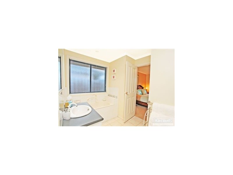 21 Riviera Drive, Pakenham VIC 3810