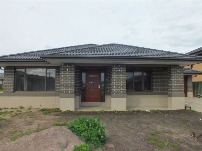 33 Cohens Way, Pakenham VIC 3810