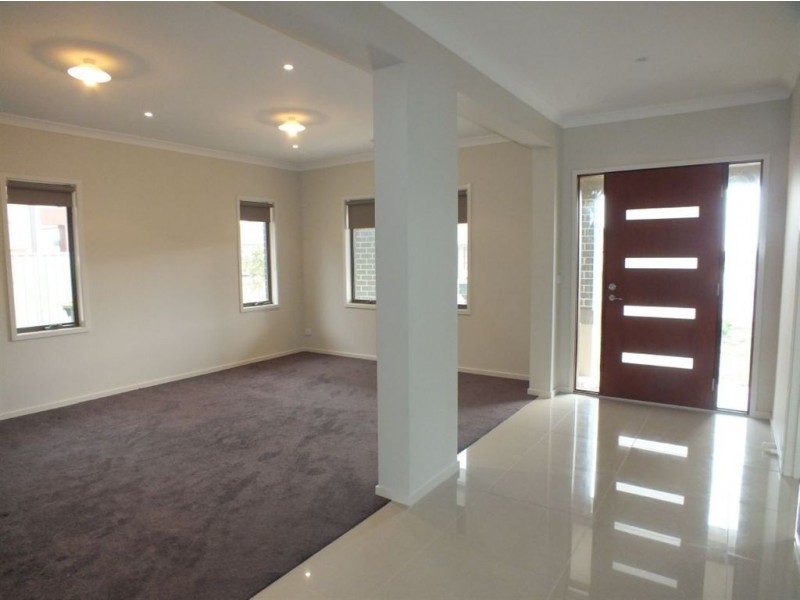 33 Cohens Way, Pakenham VIC 3810