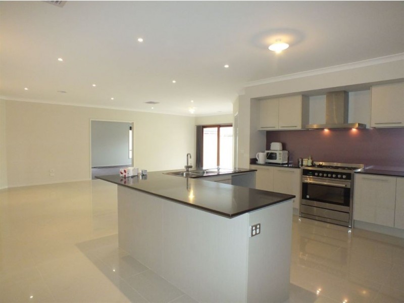 33 Cohens Way, Pakenham VIC 3810