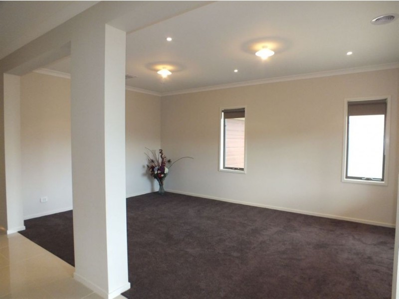 33 Cohens Way, Pakenham VIC 3810