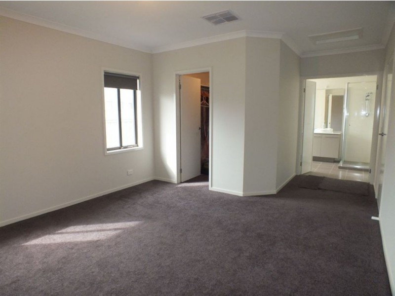 33 Cohens Way, Pakenham VIC 3810