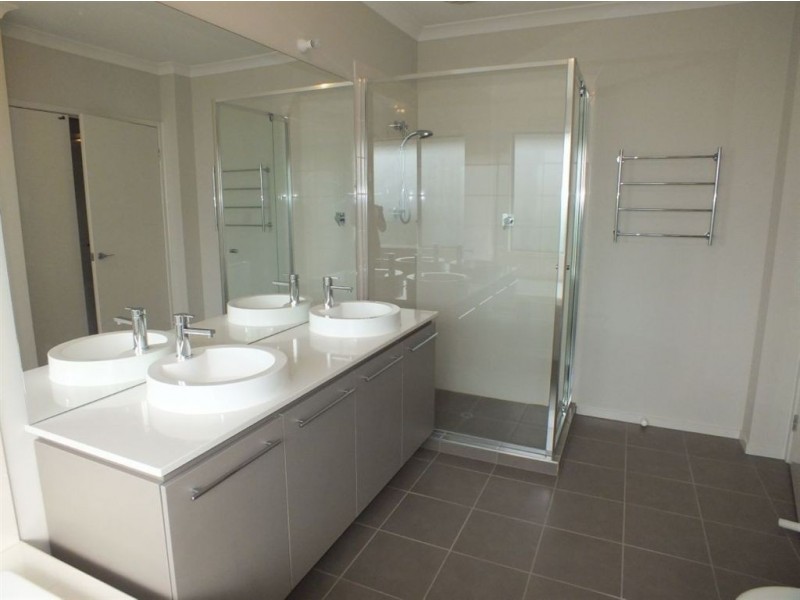 33 Cohens Way, Pakenham VIC 3810