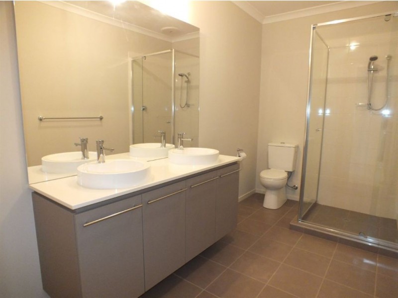 33 Cohens Way, Pakenham VIC 3810