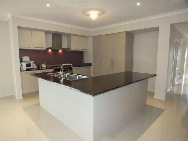 33 Cohens Way, Pakenham VIC 3810