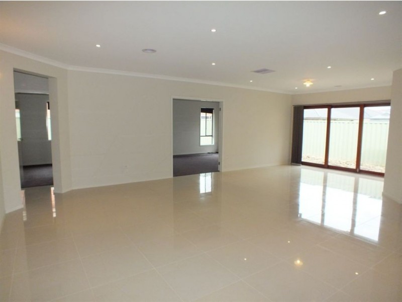 33 Cohens Way, Pakenham VIC 3810