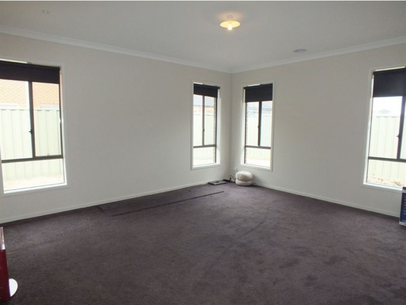 33 Cohens Way, Pakenham VIC 3810